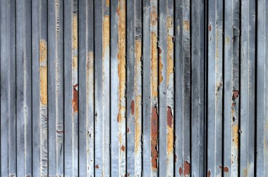 Gri metal bir kapının bozulmuş dokusunun ayrıntıları.