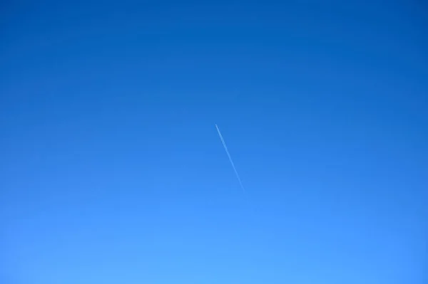 Détail Avion Volant Travers Ciel Bleu Laissant Sillage Blanc — Photo