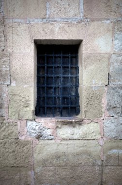 Duvarda ızgara olan eski bir ahşap pencerenin ayrıntıları