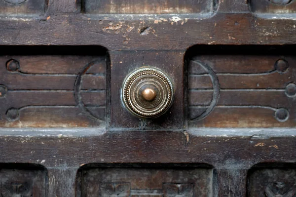 放棄された劣化した木製のドアの丸くて金属的で金色のノブの詳細 — ストック写真
