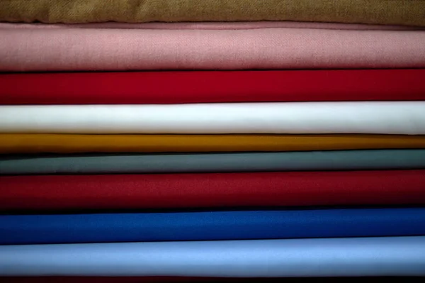 Çeşitli Renkte Elbise Takım Elbise Yapmak Için Kumaş Rulolarının Ayrıntıları — Stok fotoğraf