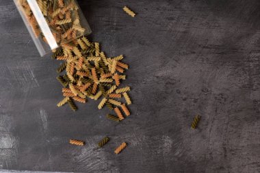 Koyu bir arkaplana sarmal yapıştırıcılı cam kavanozun ayrıntıları