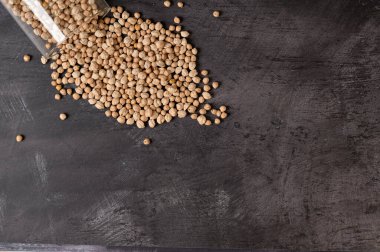 İçinde nohut olan cam bir kavanozun ayrıntıları.