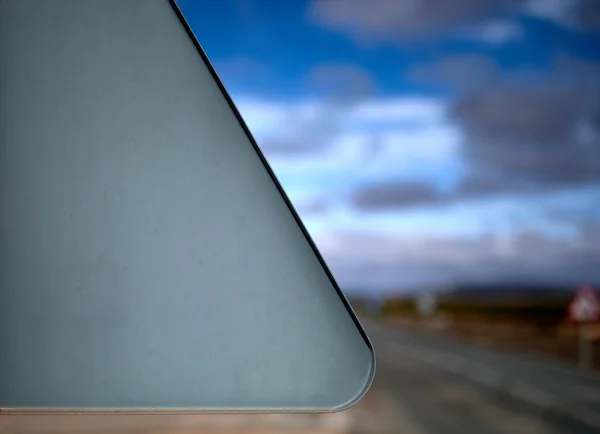 Detalhe Sinal Tráfego Triangular Visto Parte Traseira Uma Estrada Céu — Fotografia de Stock