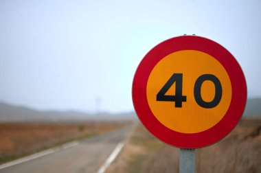 Trafiği yasaklayan geçici trafik işaretinin ayrıntıları ve arka planda bir yol var.