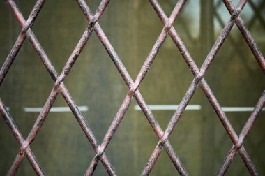 Bir pencerenin üzerinde elmas şeklinde işlenmiş demir ızgaranın ayrıntıları