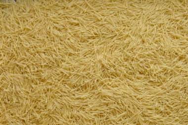 Pişirmek ve çorba yapmak için ince, çiğ, sarı erişteler.