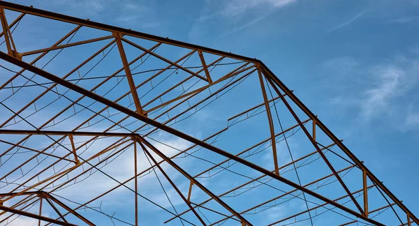 Detail Metal Structure Abandoned Roof Blue Sky — Fotografia de Stock