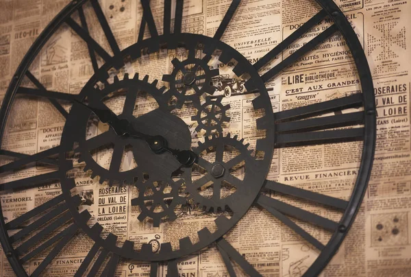 Detail Gear Shaped Wall Clock Wallpaper Old Newspaper Motifs — Foto de Stock