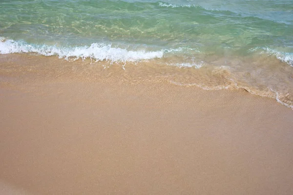 Dettaglio Una Spiaggia Sabbia Bagnata Con Onde Mare Blu Turchese — Foto Stock