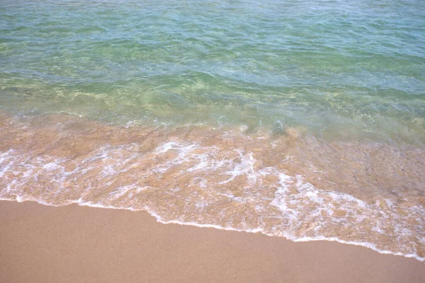 Détail Une Plage Sable Mouillé Avec Des Vagues Dans Une — Photo