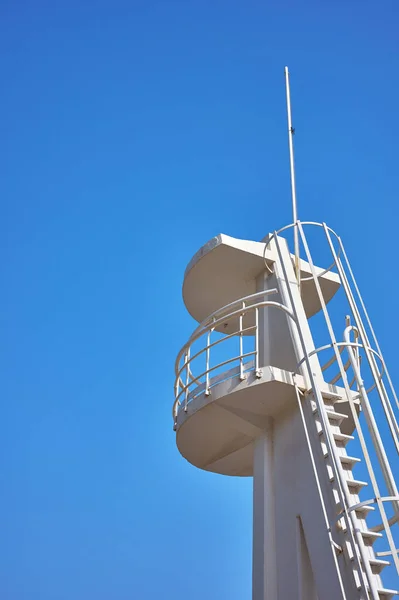 Detail Eines Weißen Betonwachturms Mit Metallgeländer Auf Blauem Hintergrund — Stockfoto