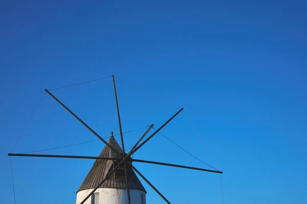 Détail Vieux Moulin Vent Avec Des Lames Sur Ciel Bleu — Photo