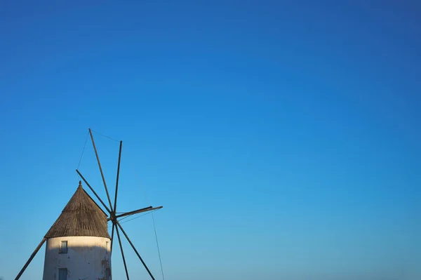 Detalhe Moinho Vento Velho Com Lâminas Sobre Céu Azul — Fotografia de Stock