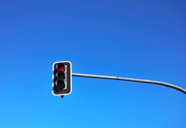 Kırmızı ışık açık, mavi gökyüzü de arka planda.