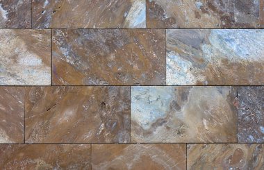 Kahverengi ve mavimsi mermer taşlı bir duvarın ayrıntıları