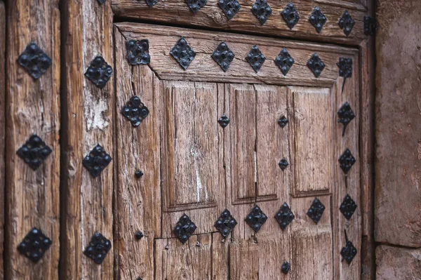 爪を持つ古い劣化した木製のドアの詳細 — ストック写真