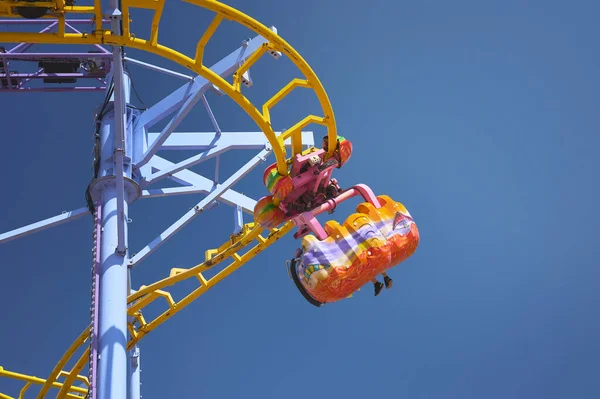 Détail Personnes Chevauchant Montagnes Russes Dans Parc Attractions — Photo