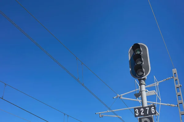 線路上の緑の信号の詳細は — ストック写真