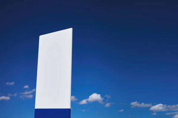 Dettaglio Una Pietra Miliare Plastica Cielo Nuvoloso Blu — Foto Stock