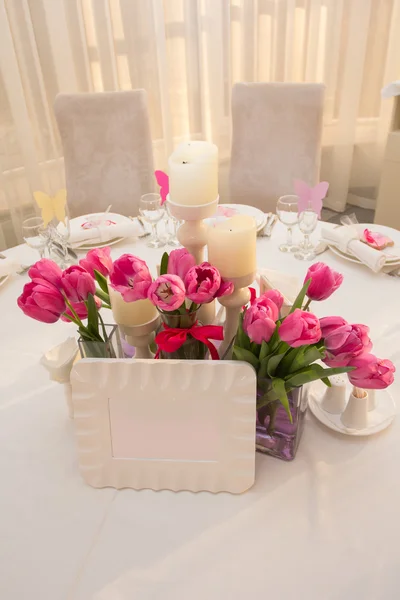 Tavolo da sposa Decorazione in colori rosa. Preparare la tavola per una cena di nozze. Bellissimi fiori sul tavolo nel giorno del matrimonio — Foto Stock