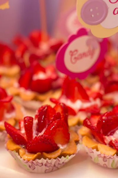 Candy Bar. Delicioso buffet dulce con cupcakes. Buffet de vacaciones dulce con cupcakes y otros postres. — Foto de Stock