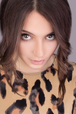 Güzellik kadını. Güzel genç kadın yüz dokunmadan. Gri arka plan üzerinde izole portre. Sağlık. Mükemmel cilt. Güzellik.