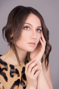 Güzellik kadını. Güzel genç kadın yüz dokunmadan. Sağlık. Mükemmel cilt. Güzellik.