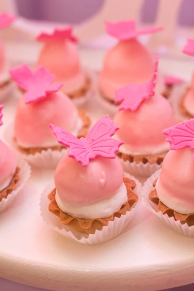 Snoepreep. Heerlijk zoet buffet met cupcakes. Zoete vakantie buffet met cupcakes en andere desserts. — Stockfoto