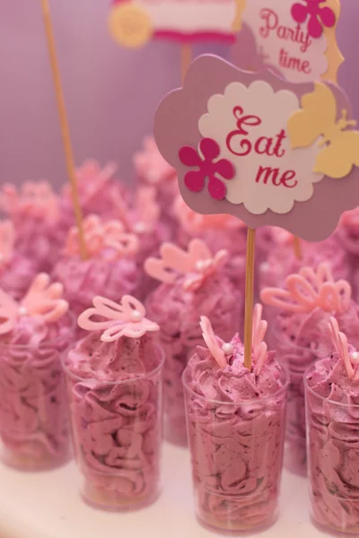 Lade met heerlijk gebak. Candy Bar. Elegante zoete tabel met grote taart, cupcakes, cake pops op diner of evenement partij. Cake pops. Lade met heerlijk gebak — Stockfoto