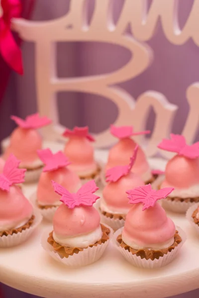 Bandeja con deliciosos pasteles. Candy Bar. Elegante mesa dulce con pastel grande, cupcakes, pasteles en la cena o fiesta del evento. La torta estalló. Bandeja con deliciosos pasteles — Foto de Stock