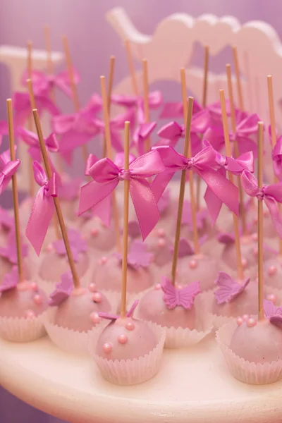 Tálca-val finom süteményeket. Cukorkát. Elegáns édes asztal nagy torta, cupcakes, torta bukkan, vacsora vagy rendezvény fél. Torta bukkan. Tálca-val finom süteményeket — Stock Fotó