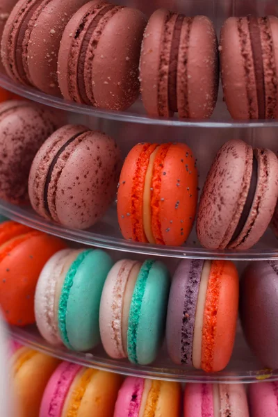 Macaroons coloridos. Macarons coloridos franceses tradicionais em uma fileira . — Fotografia de Stock