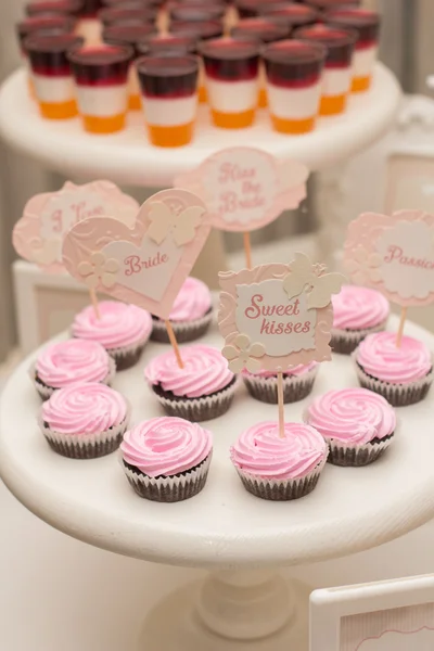 Heerlijke zoete buffet met cupcakes. — Stockfoto
