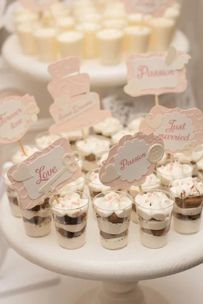 Delicious sweet buffet with cupcakes. — Stock Photo, Image