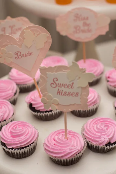 Heerlijk zoet buffet met cupcakes. Zoete vakantie buffet met cupcakes en andere desserts. Snoepreep. — Stockfoto