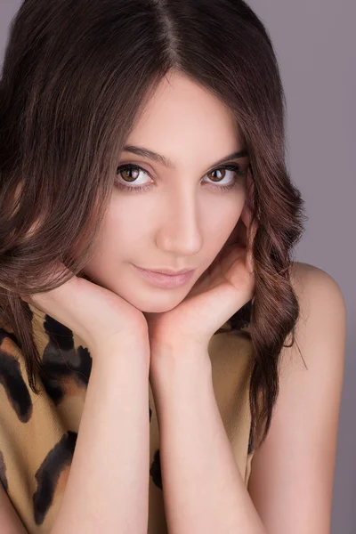 Mujer Belleza. Hermosa joven mujer tocando su cara. Retrato aislado sobre fondo gris. Salud. Piel perfecta. Cara de belleza . —  Fotos de Stock