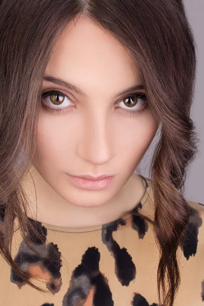 Mujer Belleza. Hermosa joven mujer tocando su cara. Retrato aislado sobre fondo gris. Salud. Piel perfecta. Cara de belleza . — Foto de Stock