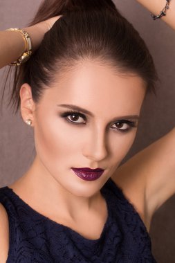 Güzel ve moda esmer kadın