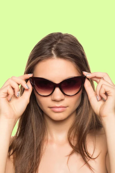 Mode schöne Frau Porträt mit langen Haaren trägt Sonnenbrille — Stockfoto