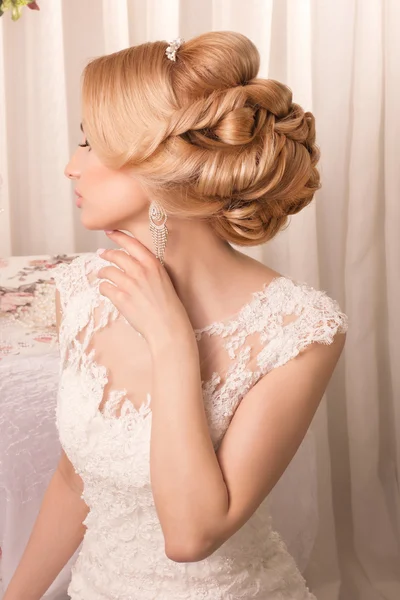 Glamour makyaj ve saç lüks iç ile güzel gelin.