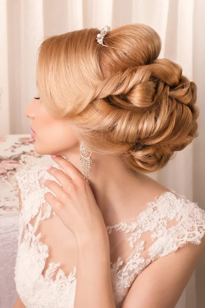 グラマー化粧と髪型高級インテリアの美しい花嫁. — ストック写真
