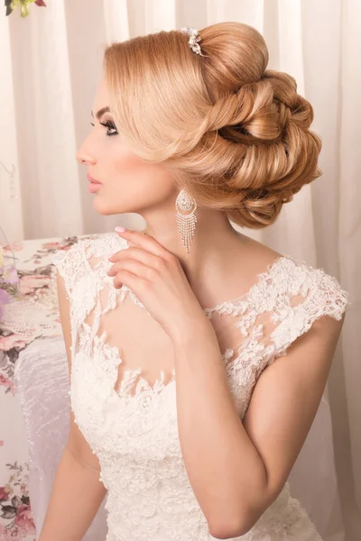 Beautiful bride with glamour makeup and hairstyle in luxury interior. — Stock Photo, Image
