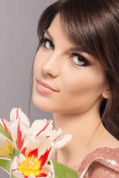 Bellezza ragazza con fioriere. Bella giovane donna con pelle fresca e pulita, bel viso. Pura bellezza naturale. Pelle perfetta. Isolato su sfondo grigio . — Foto Stock