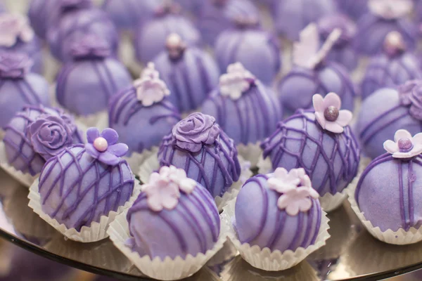 Candy Bar. Lade met heerlijk gebak. Elegante zoete tabel met grote taart, cupcakes, cake pops op diner of evenement partij. Cake pops. Violet en wit — Stockfoto