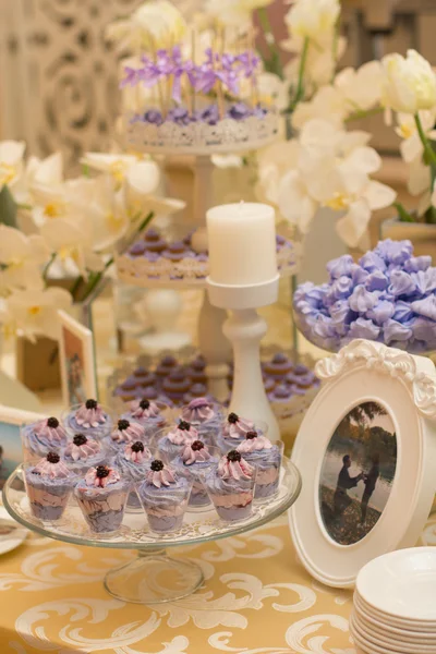 A candy buffet with a wide variety of candies, with white and violet colors — Stock Photo, Image