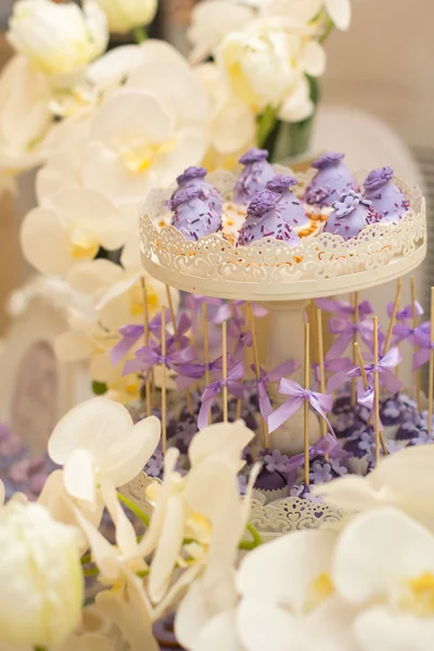 Een snoep buffet met een grote verscheidenheid van snoepjes, met witte en violette kleuren — Stockfoto