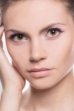 güzel kadın yüzüne dokunmak