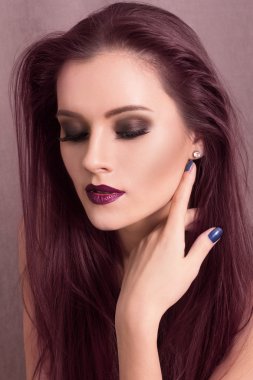Küpeli güzel esmer kadın portresi. mükemmel bir makyaj. moda fotoğraf.