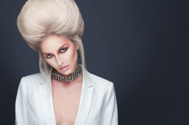 Moda Model güzel kadınlar parlak ve saç modeli ile telafi etmek. Güzellik kadını glamour saç modeli saç stili, şık makyaj ile.